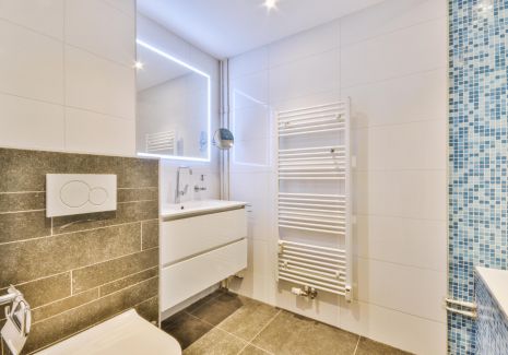 Grzejnik pionowy a poziomy w łazience - co lepiej sprawdzi się w Twoim domu?